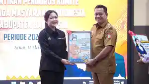 Bupati-Banyuasin-Dr-H-Askolani-saat-menerima-cenderamata-dari-Ketua-Kormi-Sumsel-Hj-Samantha-Tivani.jpg