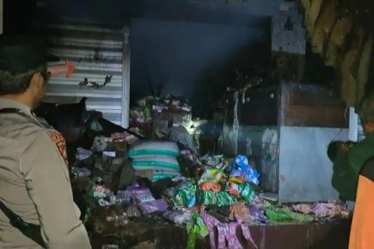 Empat Toko Dilalap Si Jago Merah di Pasar Pagesangan, Polresta Mataram Turunkan Dua Tim