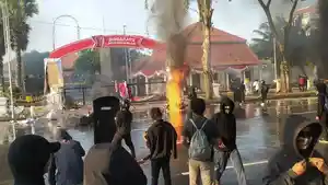 Suasana-ricuh-antara-aparat-kepolisian-dan-demonstran-terjadi-di-depan-Gedung-Grahadi-Surabaya.jpg