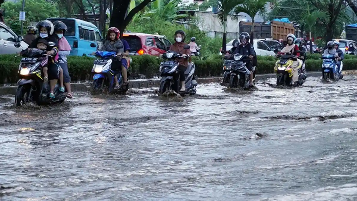FOTO: Jalan Tun Abd Razak Gowa Langganan Banjir Saat Hujan Turun