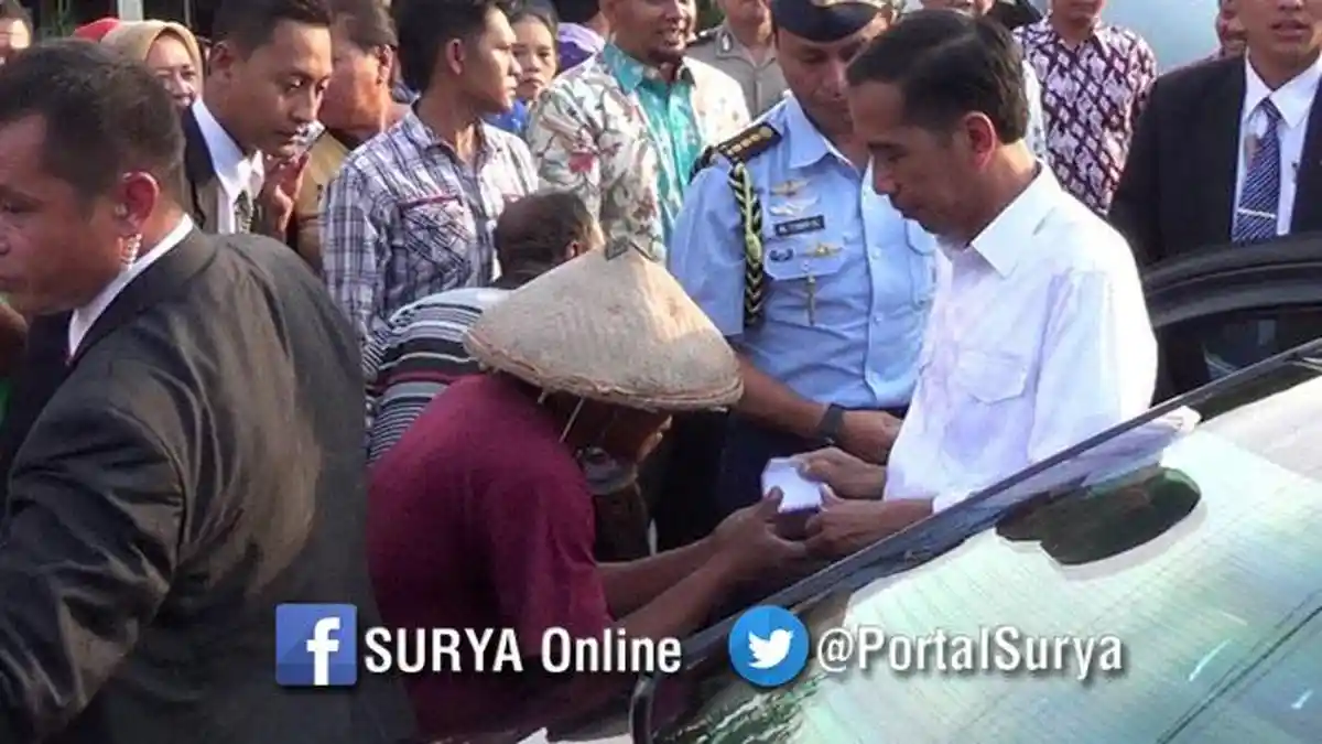 Presiden Jokowi Bagi-bagi Uang Rp 100 Ribu di Ngawi Picu Kehebohan