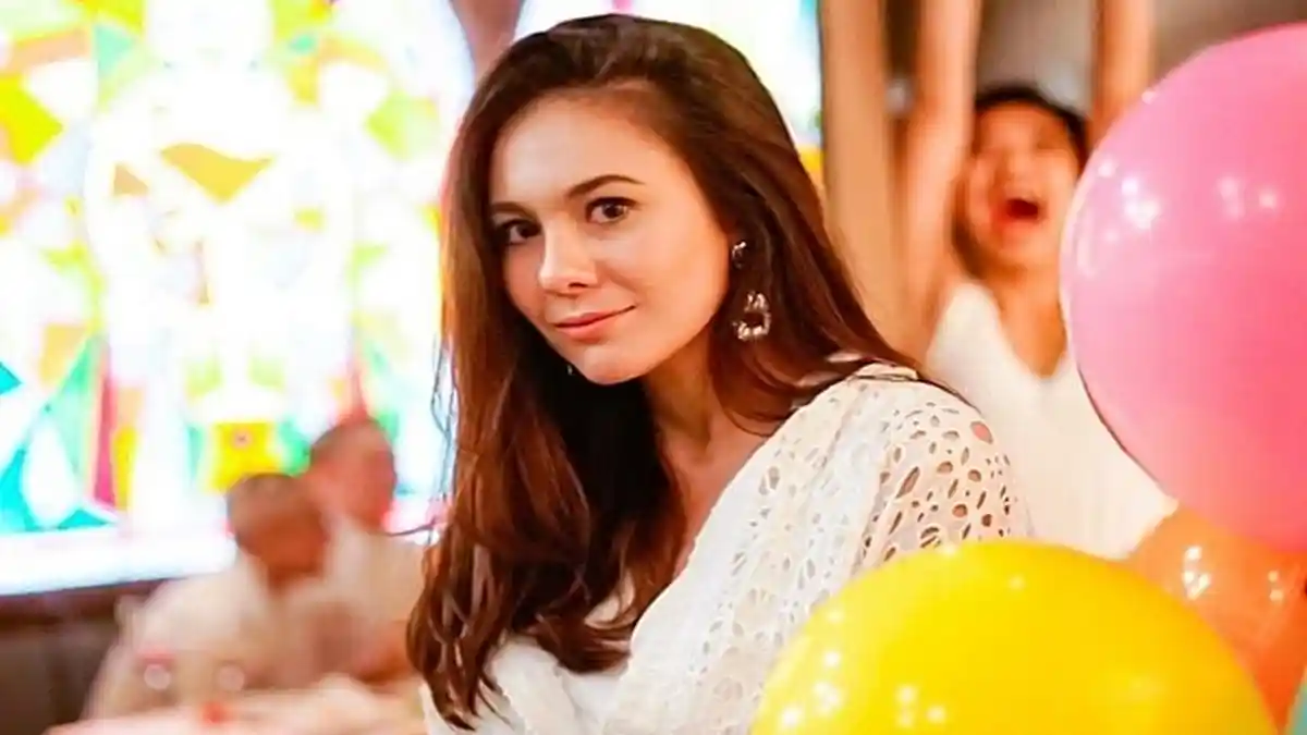 Kenakan Bikini, Wulan Guritno Tuai Pujian Saat Berjemur di Tepi Kolam Renang