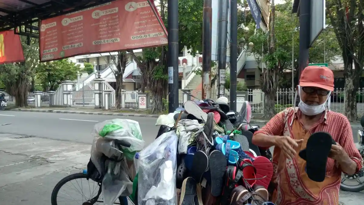 Kisah Kakek Penjual Sandal di UMS, Jadi Korban Tabrakan Hingga Tak Bisa Lagi Mengayuh Sepeda