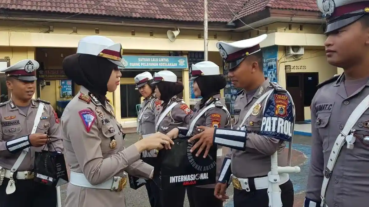 8 Polisi di Pinrang Dapat Reward dari Kasat Lantas, Siapa Saja Mereka ?