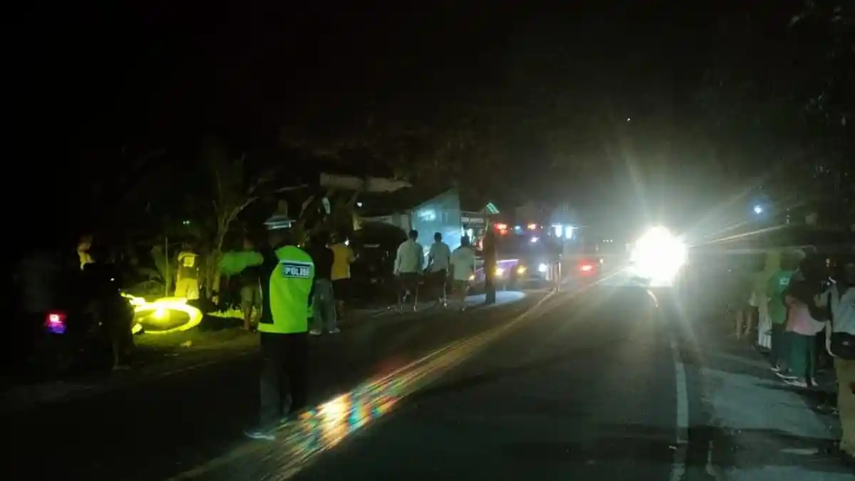 Kecelakaan di Pangandaran, Mobil Boks Tabrak Dua Motor, Tiga Orang Alami Luka Parah