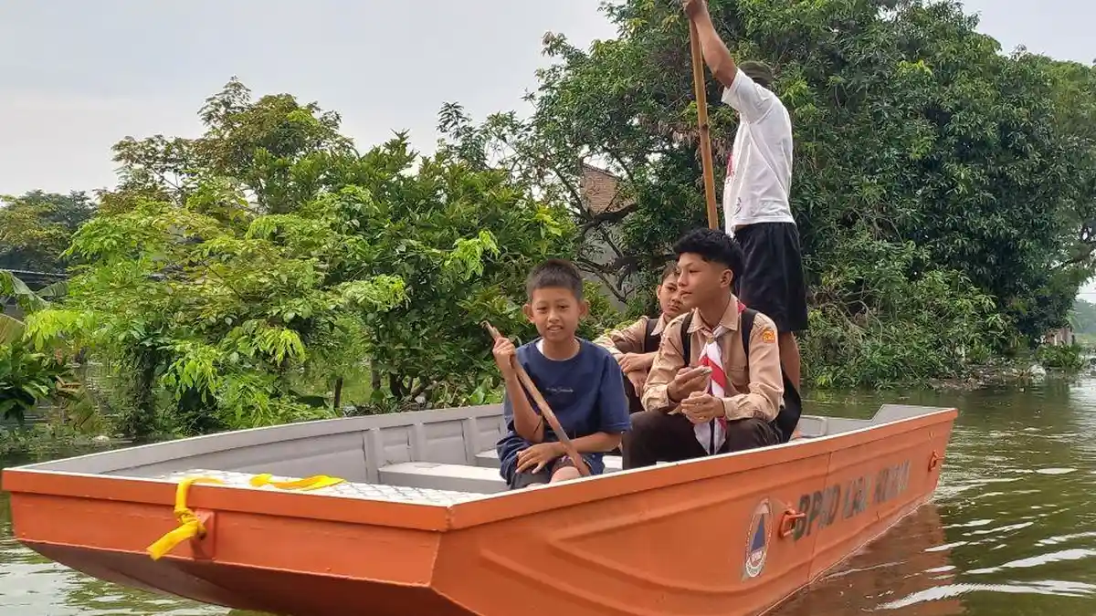 Siswa Berangkat Sekolah Terpaksa Naik Perahu, 2.539 Warga 5 Desa di Kudus Terdampak Banjir
