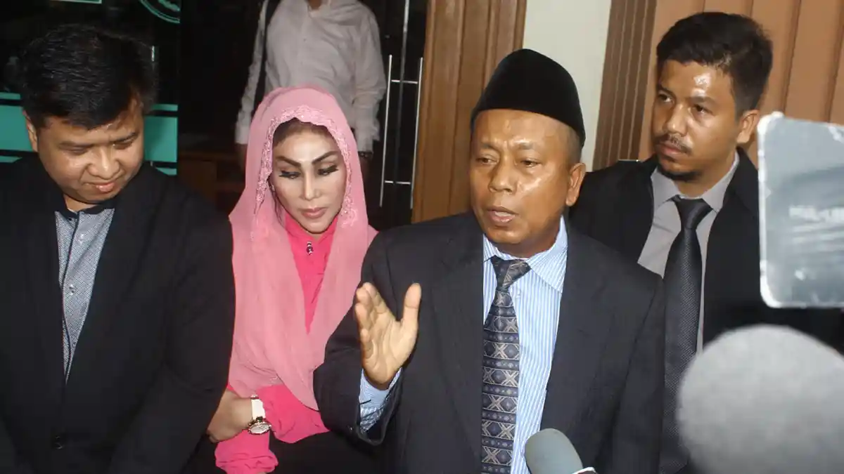 Farhat Abbas Bikin Daftar Harta Nia Daniaty yang Harus Dibagi Dua
