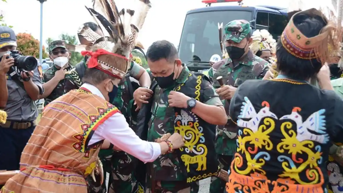 Tiba di Bumi Etam, Kasad Disambut Tradisi Tepung Tawar