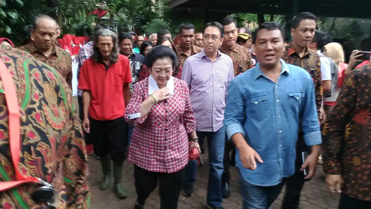 Diiringi Marawis, Megawati dan Keluarga Mencoblos di TPS Kebagusan