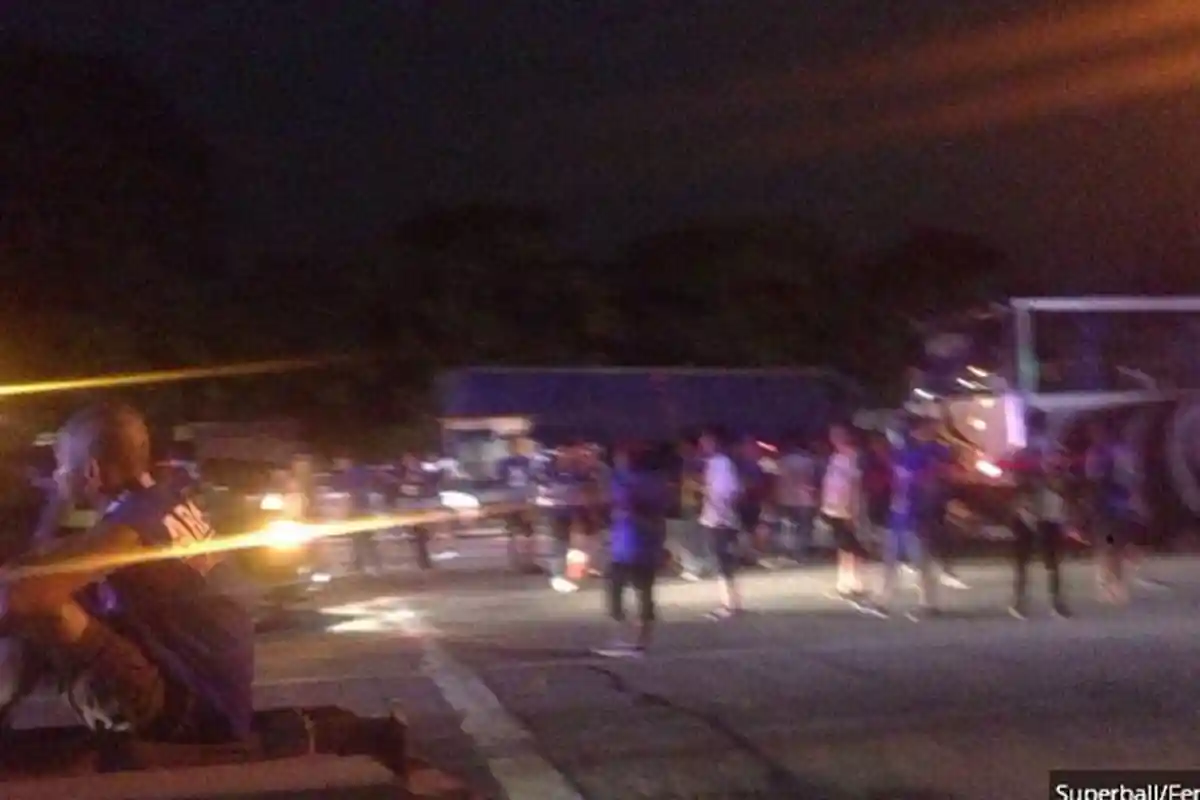 BREAKING NEWS - Suporter Arema FC Bentrok dengan Sekelompok Orang Diduga Bobotoh