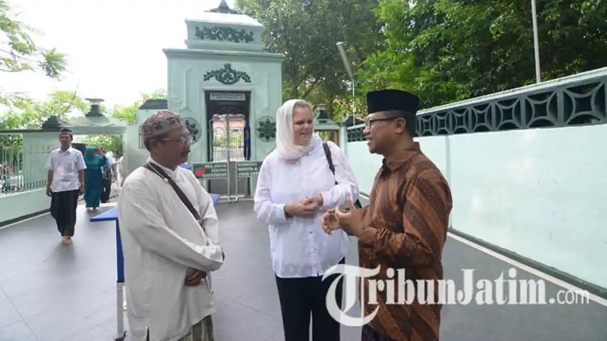 Thanksgiving Bikin Konjen Amerika Berkerudung dan Ziarah ke Makam Sunan Ampel