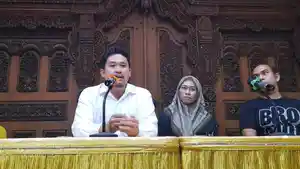 Kuasa-hukum-Rian-Hidayat-baju-putih-bersama-orangtua-Hasya-Athallah-Saputra-2.jpg