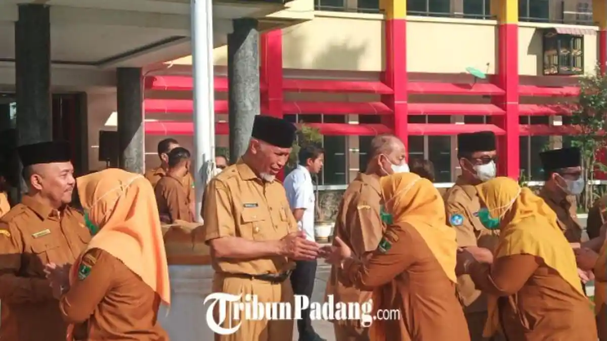 Hari Pertama Masuk Kerja setelah Libur Lebaran 2022, Sesama ASN Pemprov Sumbar Salam-salaman