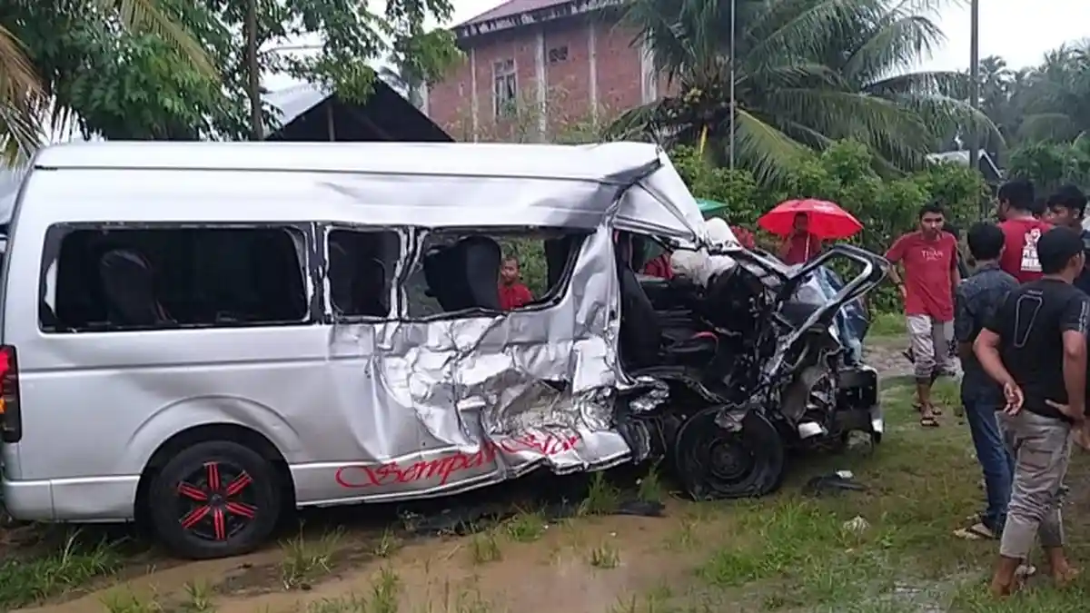 Tabrakan Maut Bus Hiace dan Truk di Kutablang Bireuen, 11 Orang Masuk Rumah Sakit