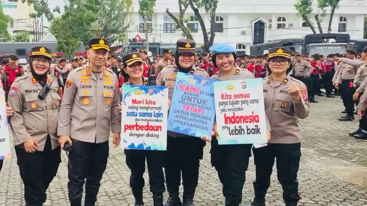 Humanis dan Tegas, Polwan Polda Sumut Amankan Aksi Unjuk Rasa Tutup TPL di Kantor Gubernur