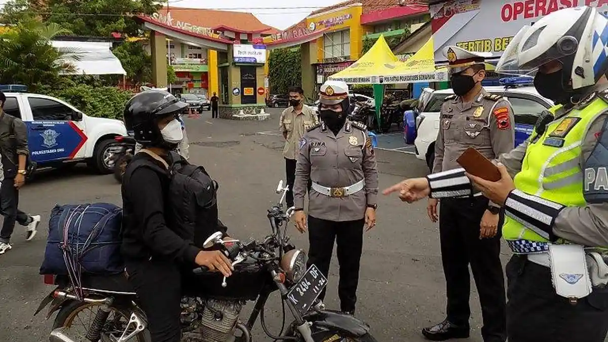 Tak Ada Speedometer di Motornya, Ayubi Kena Tilang pada Operasi Candi 2022 di Simpanglima Semarang