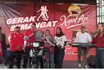 Siti-Aisyah-43-mendapatkan-hadiah-utama-undian-Yamaha-Vega-Force-hitam.jpg