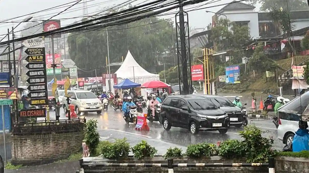 Kawasan Puncak Bogor Diguyur Hujan Deras saat Libur Nataru, Wisatawan Diimbau Tingkatkan Kewaspadaan
