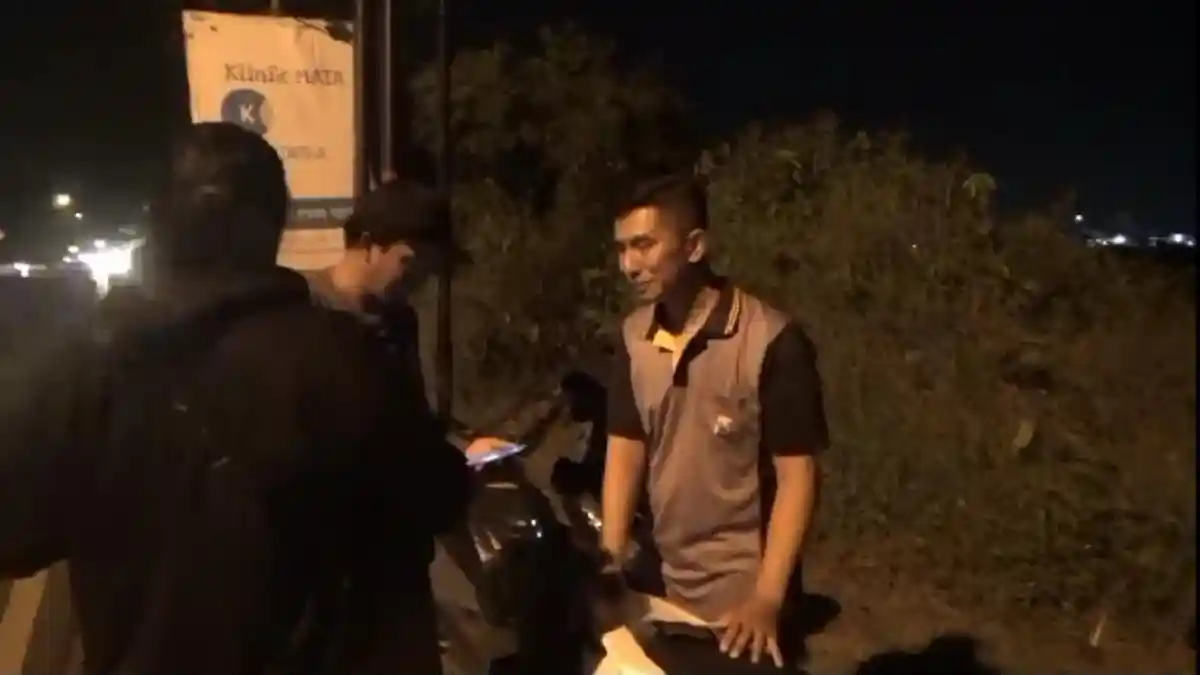 BREAKING NEWS: Pegendara Mendadak Lompat dari Atas Jembatan Suramadu, Tinggalkan Istri di Motor