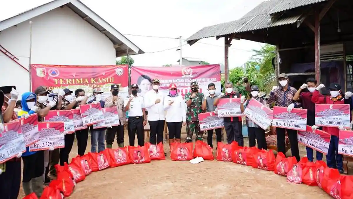 Bupati Winarti Roadshow Salurkan Bantuan Warga Terdampak Puting Beliung di Rawapitu