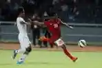 Ilham Udin Armaiyn Mencoba Membobol Gawang Myanmar