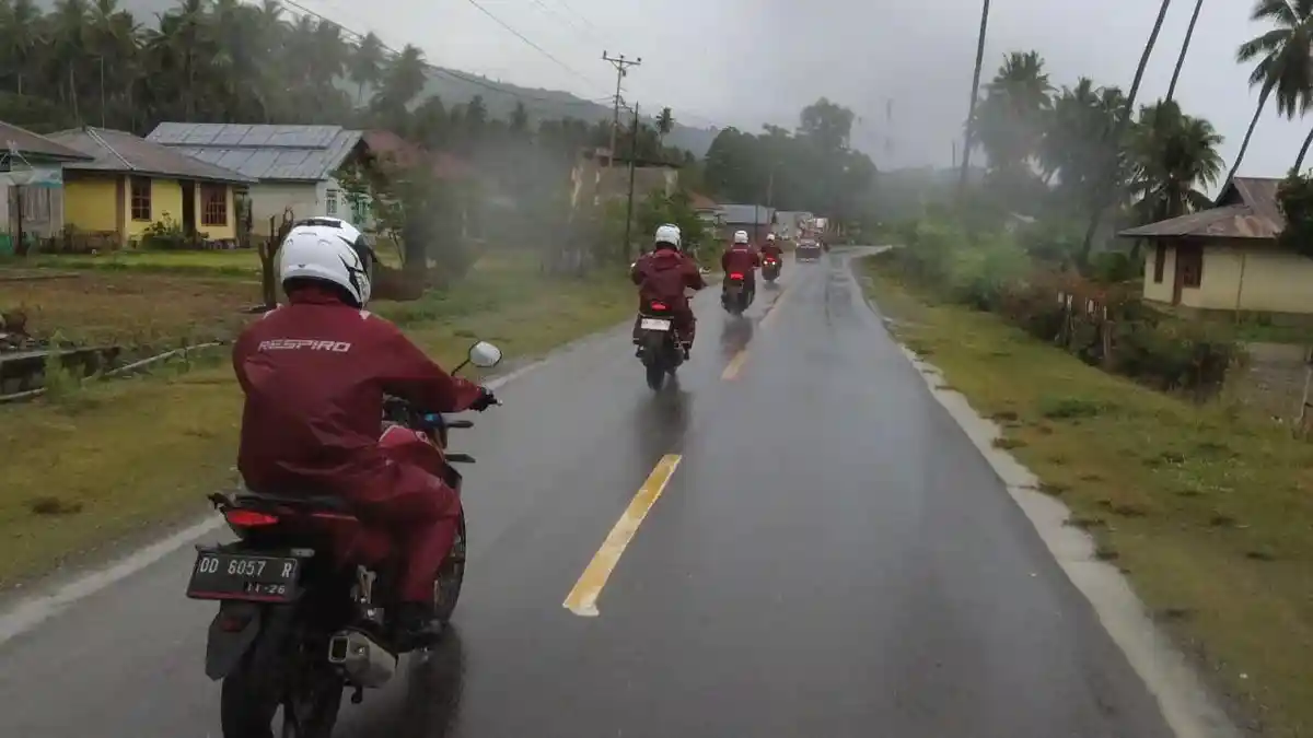 Waspada Jalan Licin! Simak Tips Aman Berkendara dari Asmo Sulsel