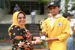 kepala-smk-smti-pontianak-dra-sih-parmawati-mm-menerima-piala.jpg