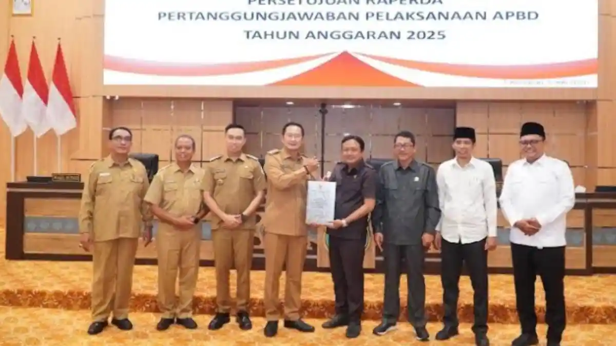 DPRD dan Bupati Lamongan Sepakati Raperda Pertanggungjawaban APBD Tahun 2025 - Surya.co.id