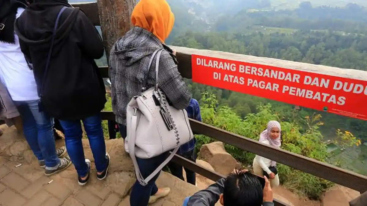 Nekat! Demi Foto Selfie, Para Turis Rela Lompati Pagar Tebing Keraton