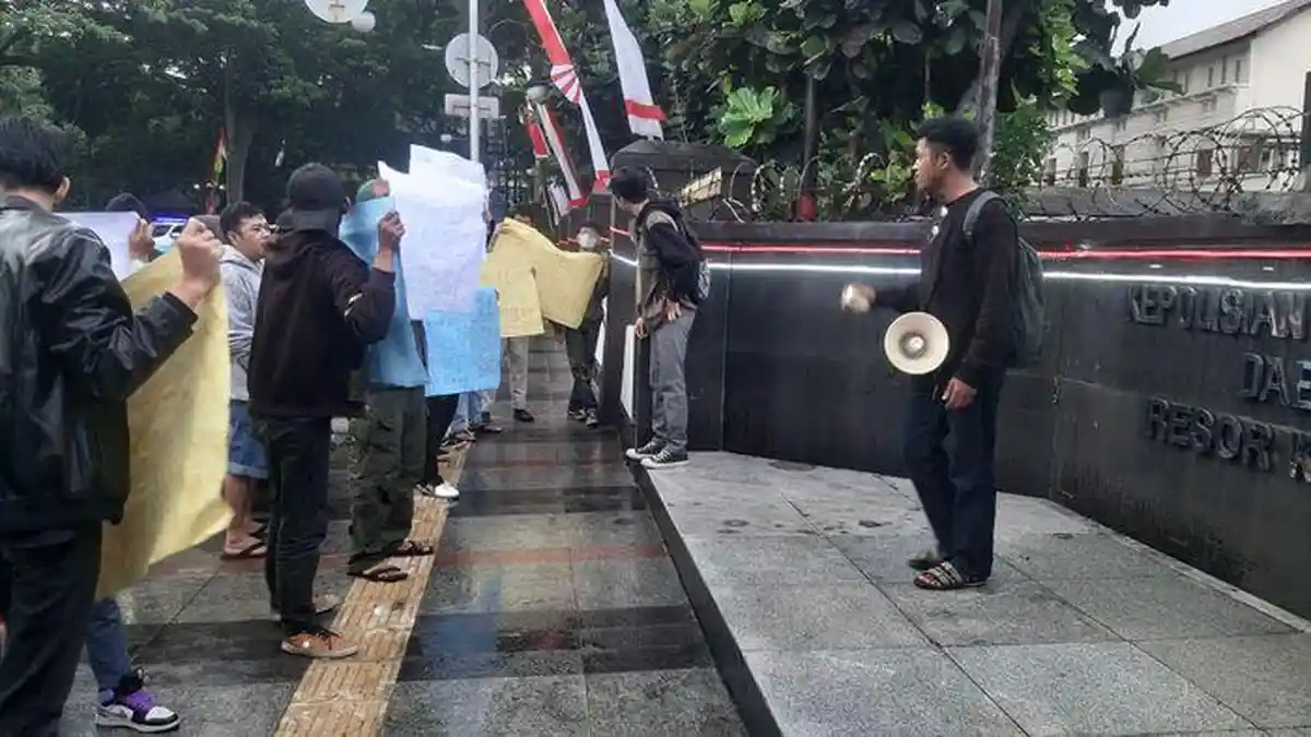 Kami Sakit Hati, Kata Mahasiswa yang Demo di Mapolrestabes Bandung, Tuntut Rocky Gerung Ditangkap