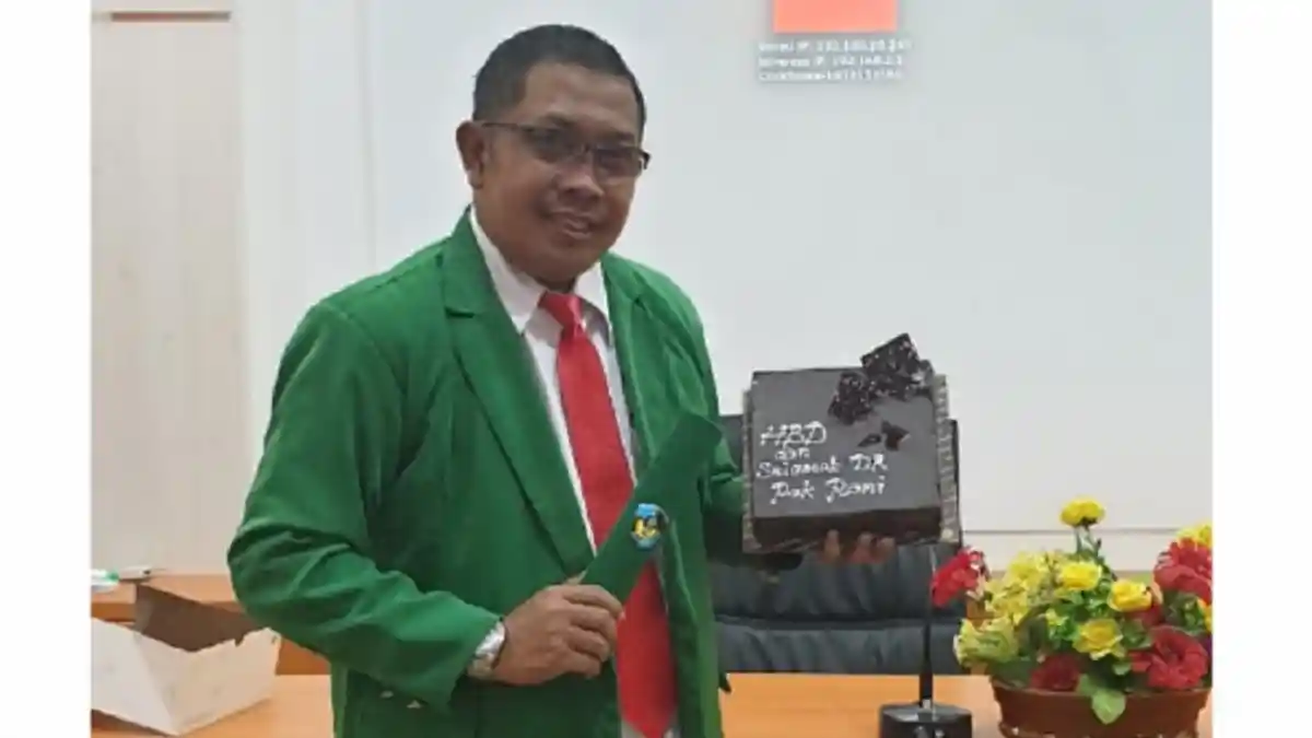 Sekretaris AMI UMI Makassar, Surani Raih Gelar Doktor Bertepatan di Hari Ulang Tahunnya