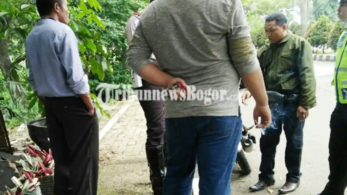 Mau Ditilang Pengendara Motor Ini Malah Acungkan Kepalan Tangan ke Polisi