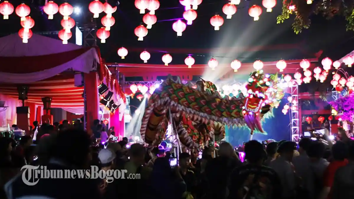 Karnaval Budaya Cap Go Meh, Ini Yang Dilakukan Warga Tionghoa Saat Bertemu Barongsai