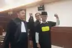 Kepalkan Tangan Kiri di Ruang Sidang, Perdana Arie: Pekik Jangan Takut Jadi Aktivis!