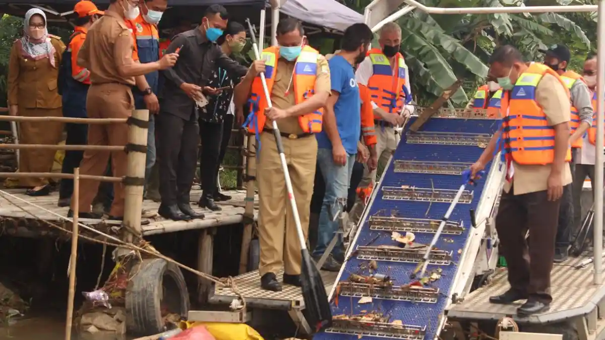 Perahu Teknologi Jerman Bersihkan Kali di Bekasi dari Sampah