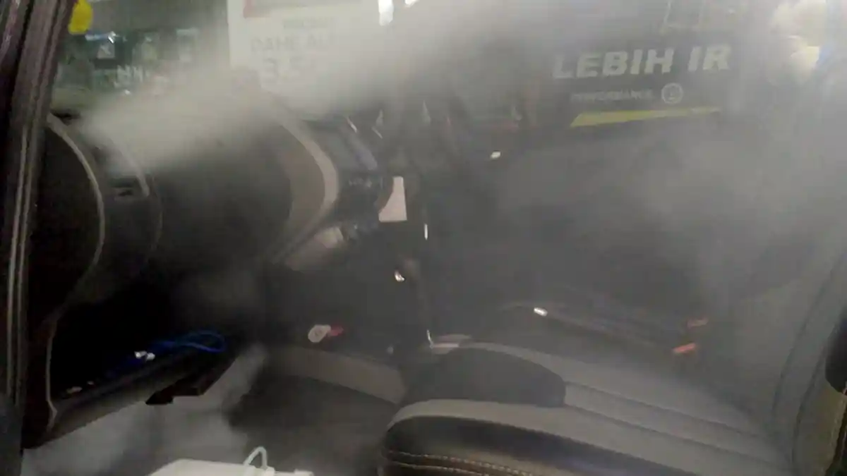 Cara Praktis Rawat Interior Mobil dengan Fogging untuk Hilangkan Bau