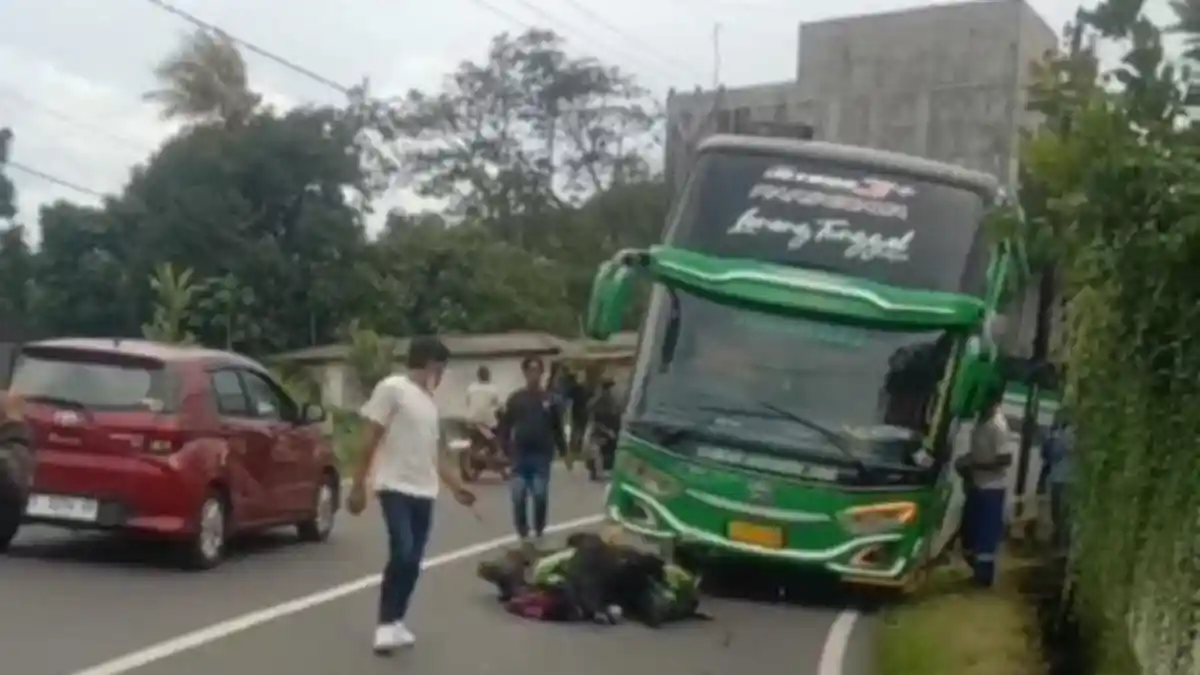Nekat Menyalip, Emak-emak Pengendara Motor Tewas Terbarak Bus di Jalur Subang-Bandung