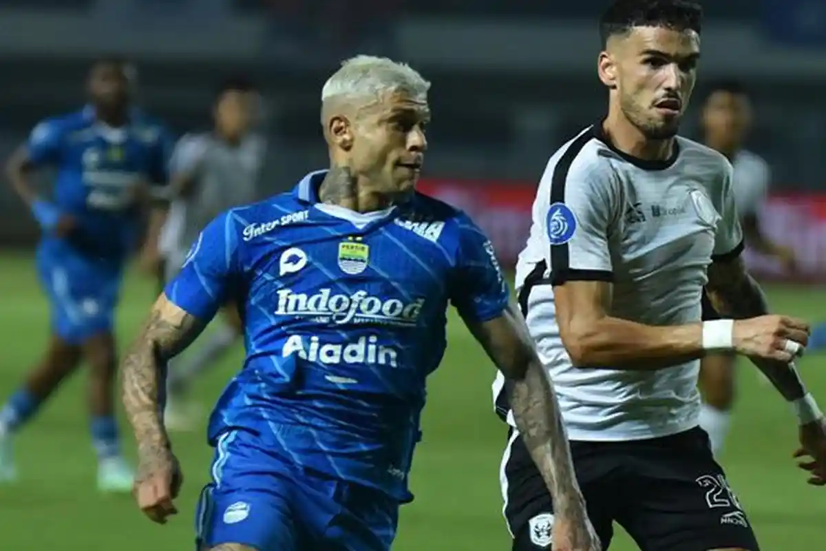 Tendangan Melintir Ciro Alves dari Luar Kotak Penalti Jadi The Best Goal of The Month