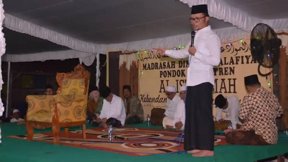 Kembali Kunjungi Pesantren, Menaker : Perlu Diperkuat Kerjasama Pesantren, Pemerintah dan Industri - menaker-hanif-dhakiri_20170518_163925.jpg