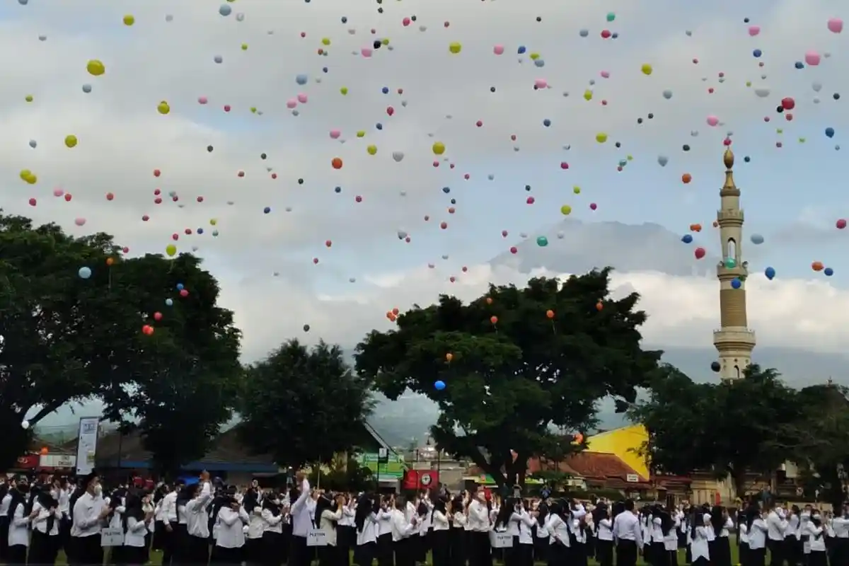 Trubus Bersyukur Dapat SK Jelang Pensiun, Bupati Al Hadziq Lantik 1.460 Guru PPPK Temanggung