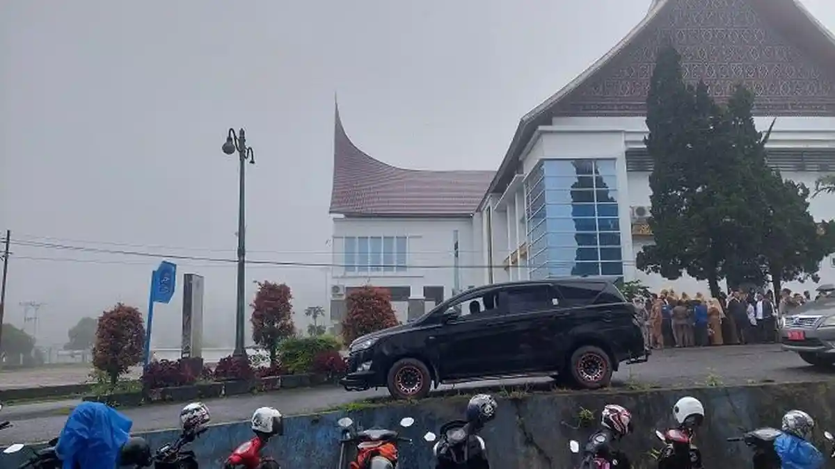 Hujan Deras, Apel Perdana Bupati Solok Jon Firman Pandu di Kantor Batal