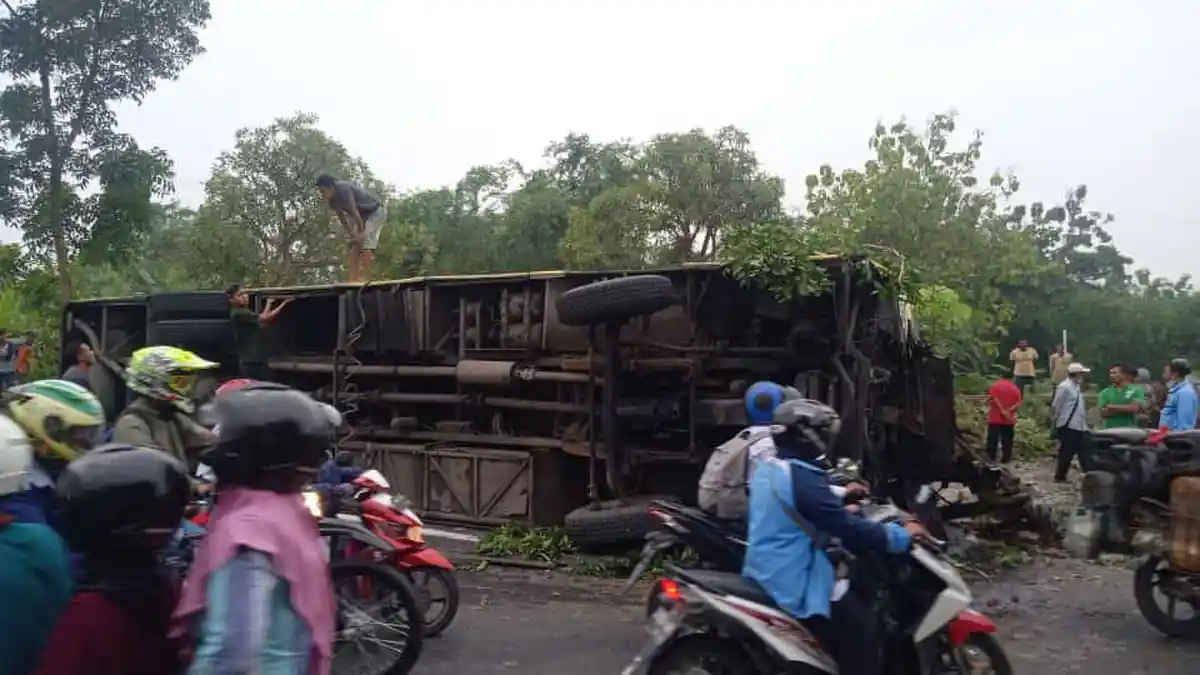 Detik-detik Pemotor di Bojonegoro Tewas seusai Dihantam Lalu Tertimpa Bus yang Terguling
