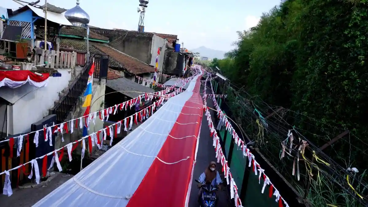 Jalan Kampung Mengger Hilir Sepanjang 500 Meter Dihiasi Bendera dan Rarawisan Merah Putih