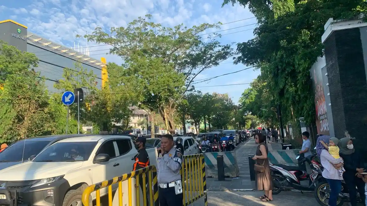 Pengunjung Pasar Ramadhan GOR Segiri Membludak, Warga Keluhkan Lahan Parkir tak Memadai