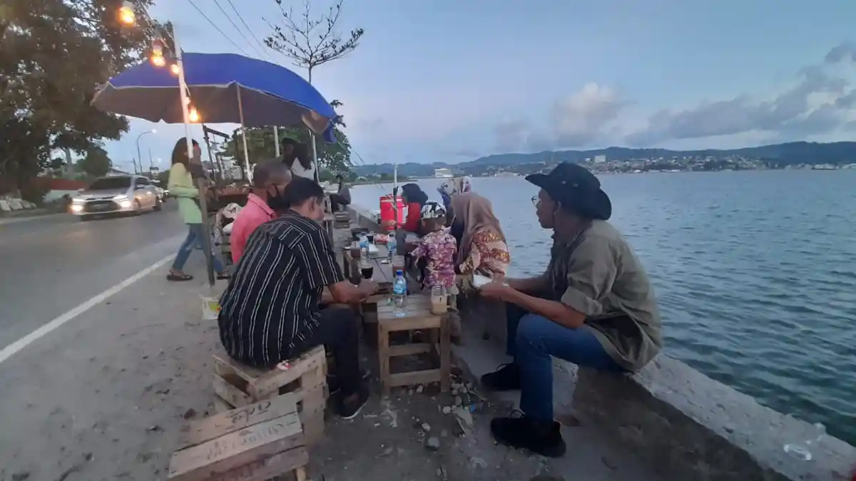 Angkringan Kribo Coffee Sediakan Takjil Gratis, Minumannya Pesan Sesuka Hati