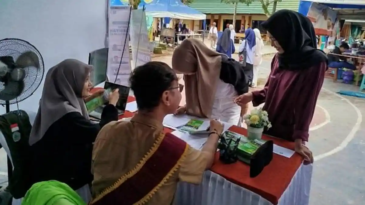 Meriahnya Bursa Kampus di MAN 2 Model, Perguruan Tinggi Ini Diserbu Pengunjung