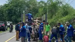Petugas-DLH-KSB-saat-membersihkan-sampah-di-wisata-pantai-Poto-Batu.jpg