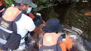 Tim-SAR-mengevakuasi-seorang-pria-yang-hilang-diduga-tenggelam-Sungai-Desa-Poaroha-Marobo-Muna.jpg