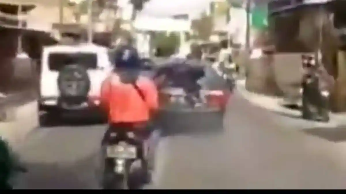 Viral Wanita Pengendara Vios Tabrak 2 Motor dan Menyeretnya 200 Meter, Warga Lompat Menghentikannya