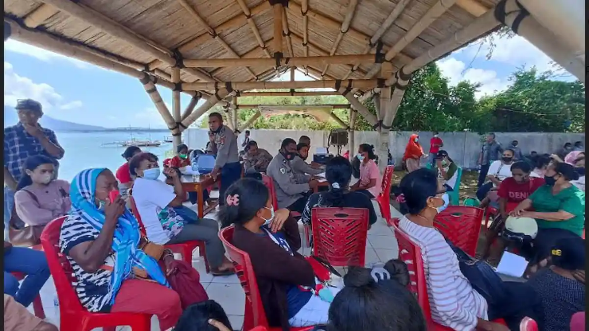 Polres Lembata Terus Salurkan Uang Tunai Bagi Nelayan dan Pedagang